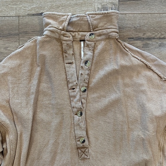Free People Tan High-Collar Button-Up Top in Excellent Condition - Picture 2 of 5